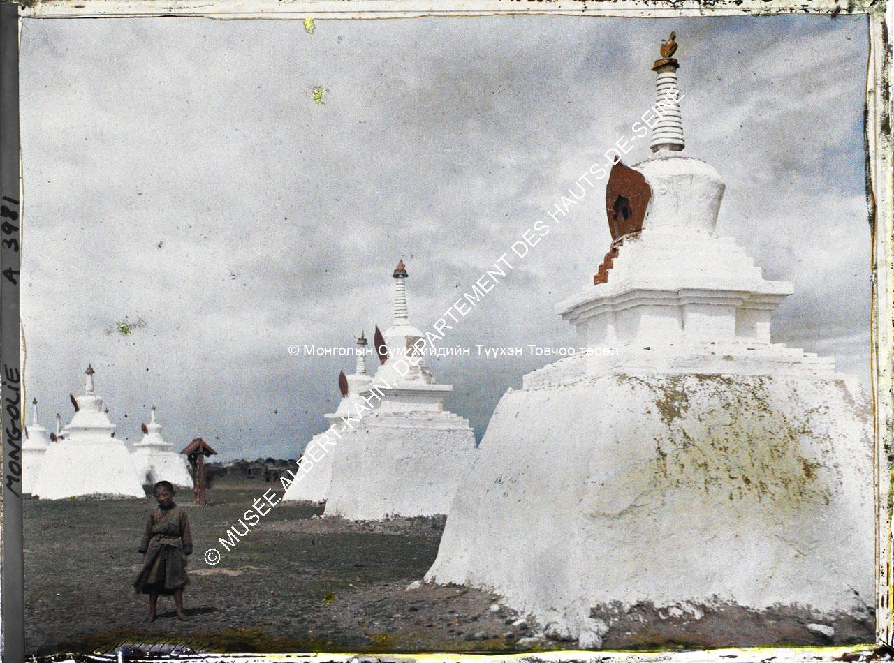 A child among the stupas stood once behind Gandan. Musée Albert-Kahn. A3981. Photo by Stéphane Passet, 21 July 1913